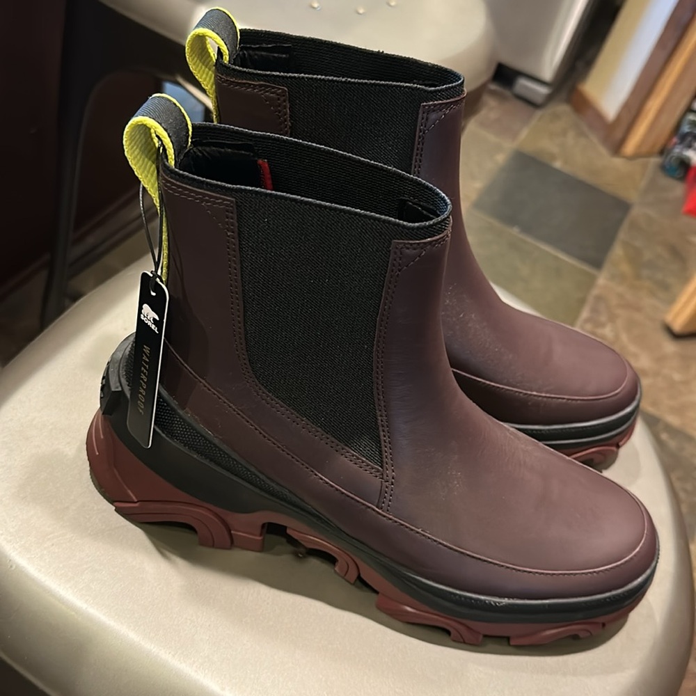 NWT Burgundy Sorel waterproof platform Chelsea hiking boots size 9.5